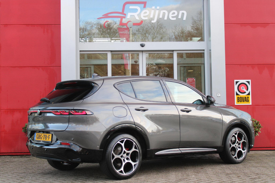 Alfa Romeo Tonale 1.5T 160PK Hybrid VELOCE | PREMIUM PACK: LEDEREN BEKLEDING/GEVENTILEERDE VOORSTOELEN/4-VOUDIG ELEKTRISCH VERSTELBARE LENDESTEUN VOORSTOELEN/HOOGGLANS ZWARTE RAAMOMLIJSTING/AMBIENT LIGHTING | TECHNOLOGY PACK: PARKEERWAARSCHUWING VOOR EN ACHTER/360° CAMERA/AUTOMATISCH INPARKEREN/ AUTONOMOUS DRIVING LEVEL 2: ADAPTIVE CRUISE CONTROL/LANE CENTERING ASSIST/TRAFFIC JAM ASSIST DODEHOEK DETECTIE AUTOMATISCH DIMMENDE BUITENSPIEGELS ELEKTRISCH BEDIENBARE ACHTERKLEP | WINTERPACK: STOELVERWARMING VOOR/STUURVERWARMING/VERWARMBARE RUITENSPROEIERS | 19" LICHTMETALEN VELGEN  | DRAADLOZ