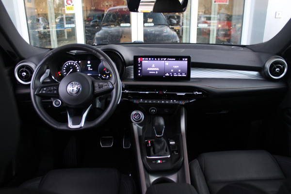Alfa Romeo Tonale 1.5T 160PK Hybrid VELOCE | PREMIUM PACK: LEDEREN BEKLEDING/GEVENTILEERDE VOORSTOELEN/4-VOUDIG ELEKTRISCH VERSTELBARE LENDESTEUN VOORSTOELEN/HOOGGLANS ZWARTE RAAMOMLIJSTING/AMBIENT LIGHTING | TECHNOLOGY PACK: PARKEERWAARSCHUWING VOOR EN ACHTER/360° CAMERA/AUTOMATISCH INPARKEREN/ AUTONOMOUS DRIVING LEVEL 2: ADAPTIVE CRUISE CONTROL/LANE CENTERING ASSIST/TRAFFIC JAM ASSIST DODEHOEK DETECTIE AUTOMATISCH DIMMENDE BUITENSPIEGELS ELEKTRISCH BEDIENBARE ACHTERKLEP | WINTERPACK: STOELVERWARMING VOOR/STUURVERWARMING/VERWARMBARE RUITENSPROEIERS | 19" LICHTMETALEN VELGEN  | DRAADLOZ
