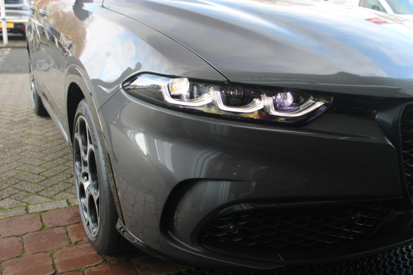 Alfa Romeo Tonale 1.5T 160PK Hybrid VELOCE | PREMIUM PACK: LEDEREN BEKLEDING/GEVENTILEERDE VOORSTOELEN/4-VOUDIG ELEKTRISCH VERSTELBARE LENDESTEUN VOORSTOELEN/HOOGGLANS ZWARTE RAAMOMLIJSTING/AMBIENT LIGHTING | TECHNOLOGY PACK: PARKEERWAARSCHUWING VOOR EN ACHTER/360° CAMERA/AUTOMATISCH INPARKEREN/ AUTONOMOUS DRIVING LEVEL 2: ADAPTIVE CRUISE CONTROL/LANE CENTERING ASSIST/TRAFFIC JAM ASSIST DODEHOEK DETECTIE AUTOMATISCH DIMMENDE BUITENSPIEGELS ELEKTRISCH BEDIENBARE ACHTERKLEP | WINTERPACK: STOELVERWARMING VOOR/STUURVERWARMING/VERWARMBARE RUITENSPROEIERS | 19" LICHTMETALEN VELGEN  | DRAADLOZ