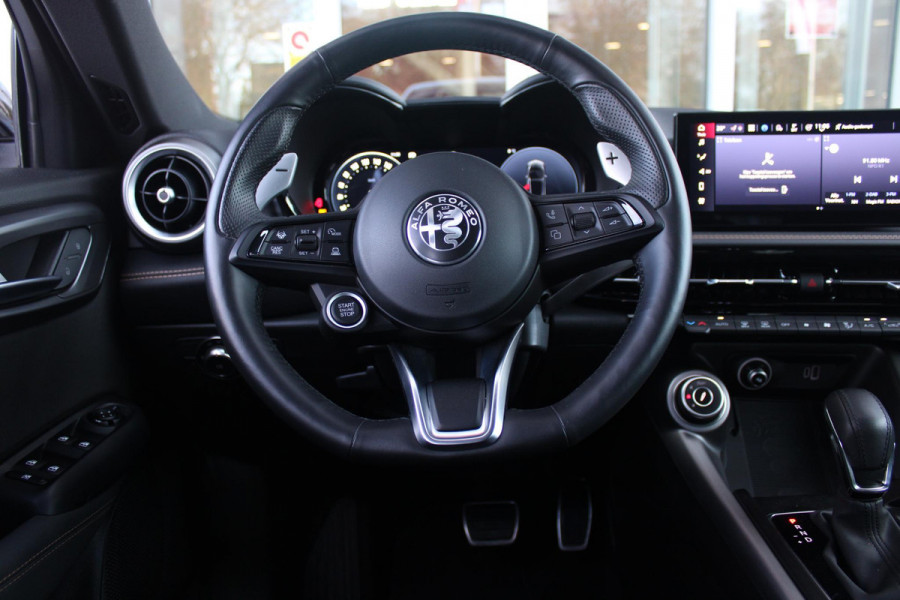 Alfa Romeo Tonale 1.5T 160PK Hybrid VELOCE | PREMIUM PACK: LEDEREN BEKLEDING/GEVENTILEERDE VOORSTOELEN/4-VOUDIG ELEKTRISCH VERSTELBARE LENDESTEUN VOORSTOELEN/HOOGGLANS ZWARTE RAAMOMLIJSTING/AMBIENT LIGHTING | TECHNOLOGY PACK: PARKEERWAARSCHUWING VOOR EN ACHTER/360° CAMERA/AUTOMATISCH INPARKEREN/ AUTONOMOUS DRIVING LEVEL 2: ADAPTIVE CRUISE CONTROL/LANE CENTERING ASSIST/TRAFFIC JAM ASSIST DODEHOEK DETECTIE AUTOMATISCH DIMMENDE BUITENSPIEGELS ELEKTRISCH BEDIENBARE ACHTERKLEP | WINTERPACK: STOELVERWARMING VOOR/STUURVERWARMING/VERWARMBARE RUITENSPROEIERS | 19" LICHTMETALEN VELGEN  | DRAADLOZ