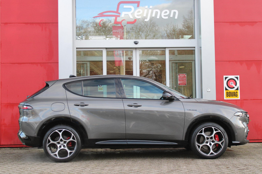 Alfa Romeo Tonale 1.5T 160PK Hybrid VELOCE | PREMIUM PACK: LEDEREN BEKLEDING/GEVENTILEERDE VOORSTOELEN/4-VOUDIG ELEKTRISCH VERSTELBARE LENDESTEUN VOORSTOELEN/HOOGGLANS ZWARTE RAAMOMLIJSTING/AMBIENT LIGHTING | TECHNOLOGY PACK: PARKEERWAARSCHUWING VOOR EN ACHTER/360° CAMERA/AUTOMATISCH INPARKEREN/ AUTONOMOUS DRIVING LEVEL 2: ADAPTIVE CRUISE CONTROL/LANE CENTERING ASSIST/TRAFFIC JAM ASSIST DODEHOEK DETECTIE AUTOMATISCH DIMMENDE BUITENSPIEGELS ELEKTRISCH BEDIENBARE ACHTERKLEP | WINTERPACK: STOELVERWARMING VOOR/STUURVERWARMING/VERWARMBARE RUITENSPROEIERS | 19" LICHTMETALEN VELGEN  | DRAADLOZ
