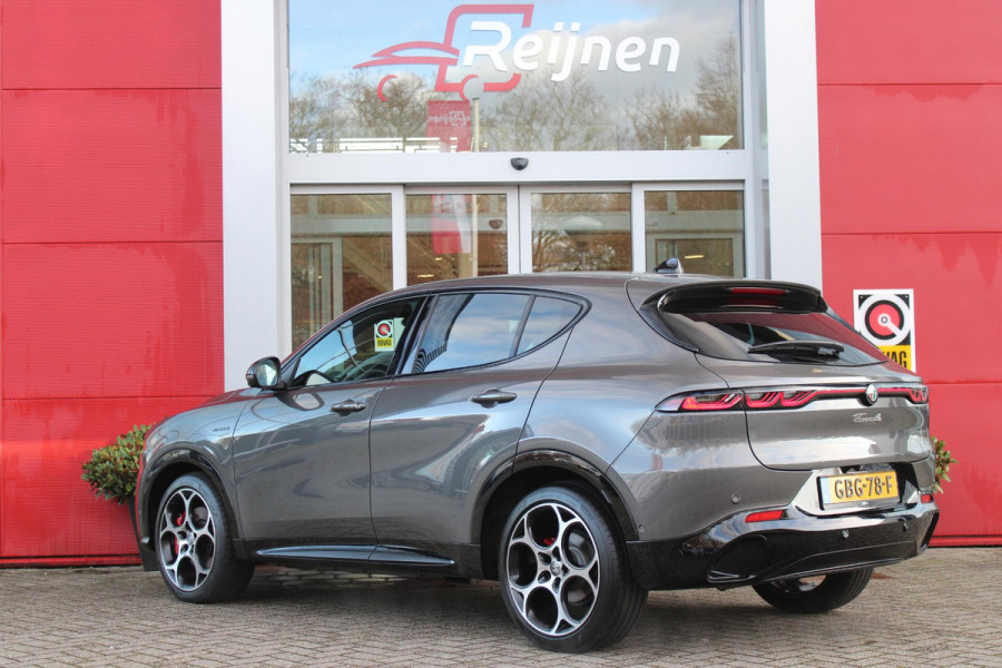 Alfa Romeo Tonale 1.5T 160PK Hybrid VELOCE | PREMIUM PACK: LEDEREN BEKLEDING/GEVENTILEERDE VOORSTOELEN/4-VOUDIG ELEKTRISCH VERSTELBARE LENDESTEUN VOORSTOELEN/HOOGGLANS ZWARTE RAAMOMLIJSTING/AMBIENT LIGHTING | TECHNOLOGY PACK: PARKEERWAARSCHUWING VOOR EN ACHTER/360° CAMERA/AUTOMATISCH INPARKEREN/ AUTONOMOUS DRIVING LEVEL 2: ADAPTIVE CRUISE CONTROL/LANE CENTERING ASSIST/TRAFFIC JAM ASSIST DODEHOEK DETECTIE AUTOMATISCH DIMMENDE BUITENSPIEGELS ELEKTRISCH BEDIENBARE ACHTERKLEP | WINTERPACK: STOELVERWARMING VOOR/STUURVERWARMING/VERWARMBARE RUITENSPROEIERS | 19" LICHTMETALEN VELGEN  | DRAADLOZ