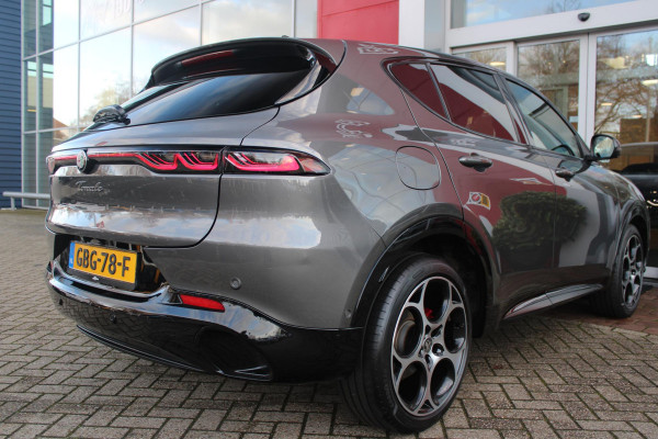 Alfa Romeo Tonale 1.5T 160PK Hybrid VELOCE | PREMIUM PACK: LEDEREN BEKLEDING/GEVENTILEERDE VOORSTOELEN/4-VOUDIG ELEKTRISCH VERSTELBARE LENDESTEUN VOORSTOELEN/HOOGGLANS ZWARTE RAAMOMLIJSTING/AMBIENT LIGHTING | TECHNOLOGY PACK: PARKEERWAARSCHUWING VOOR EN ACHTER/360° CAMERA/AUTOMATISCH INPARKEREN/ AUTONOMOUS DRIVING LEVEL 2: ADAPTIVE CRUISE CONTROL/LANE CENTERING ASSIST/TRAFFIC JAM ASSIST DODEHOEK DETECTIE AUTOMATISCH DIMMENDE BUITENSPIEGELS ELEKTRISCH BEDIENBARE ACHTERKLEP | WINTERPACK: STOELVERWARMING VOOR/STUURVERWARMING/VERWARMBARE RUITENSPROEIERS | 19" LICHTMETALEN VELGEN  | DRAADLOZ