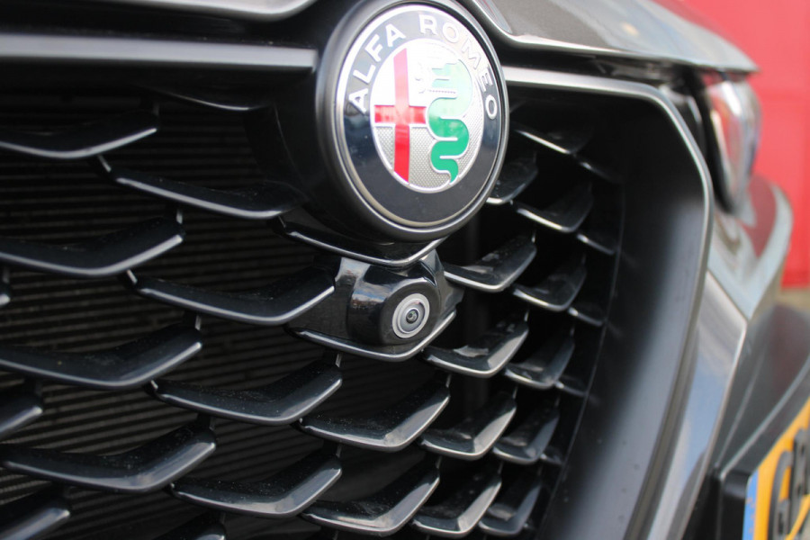 Alfa Romeo Tonale 1.5T 160PK Hybrid VELOCE | PREMIUM PACK: LEDEREN BEKLEDING/GEVENTILEERDE VOORSTOELEN/4-VOUDIG ELEKTRISCH VERSTELBARE LENDESTEUN VOORSTOELEN/HOOGGLANS ZWARTE RAAMOMLIJSTING/AMBIENT LIGHTING | TECHNOLOGY PACK: PARKEERWAARSCHUWING VOOR EN ACHTER/360° CAMERA/AUTOMATISCH INPARKEREN/ AUTONOMOUS DRIVING LEVEL 2: ADAPTIVE CRUISE CONTROL/LANE CENTERING ASSIST/TRAFFIC JAM ASSIST DODEHOEK DETECTIE AUTOMATISCH DIMMENDE BUITENSPIEGELS ELEKTRISCH BEDIENBARE ACHTERKLEP | WINTERPACK: STOELVERWARMING VOOR/STUURVERWARMING/VERWARMBARE RUITENSPROEIERS | 19" LICHTMETALEN VELGEN  | DRAADLOZ