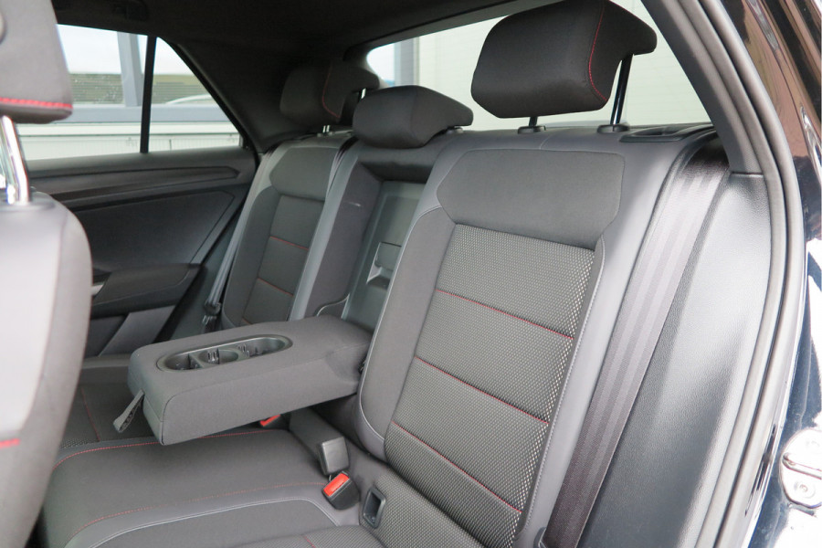 Volkswagen T-Roc 1.5 TSI 150pk DSGSport Camera , Virtual Cockpit , Navi , Led , Carplay, DAB+ ,PDC, LMV, Electr. bedienbare achterklep, Schakelflippers aan stuurwiel etc..