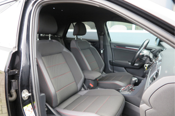 Volkswagen T-Roc 1.5 TSI 150pk DSGSport Camera , Virtual Cockpit , Navi , Led , Carplay, DAB+ ,PDC, LMV, Electr. bedienbare achterklep, Schakelflippers aan stuurwiel etc..