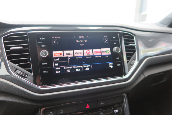 Volkswagen T-Roc 1.5 TSI 150pk DSGSport Camera , Virtual Cockpit , Navi , Led , Carplay, DAB+ ,PDC, LMV, Electr. bedienbare achterklep, Schakelflippers aan stuurwiel etc..