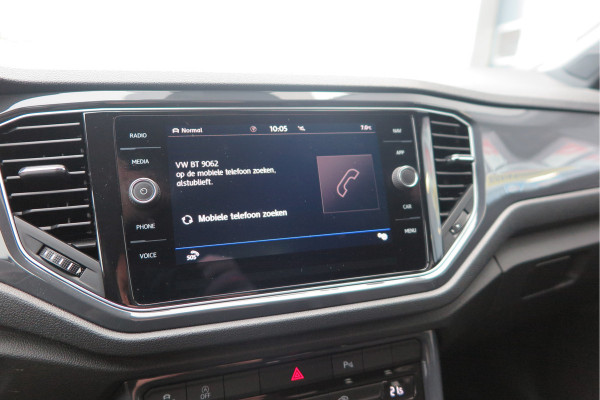 Volkswagen T-Roc 1.5 TSI 150pk DSGSport Camera , Virtual Cockpit , Navi , Led , Carplay, DAB+ ,PDC, LMV, Electr. bedienbare achterklep, Schakelflippers aan stuurwiel etc..