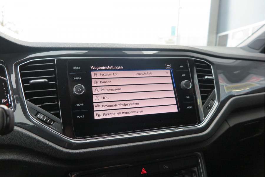 Volkswagen T-Roc 1.5 TSI 150pk DSGSport Camera , Virtual Cockpit , Navi , Led , Carplay, DAB+ ,PDC, LMV, Electr. bedienbare achterklep, Schakelflippers aan stuurwiel etc..