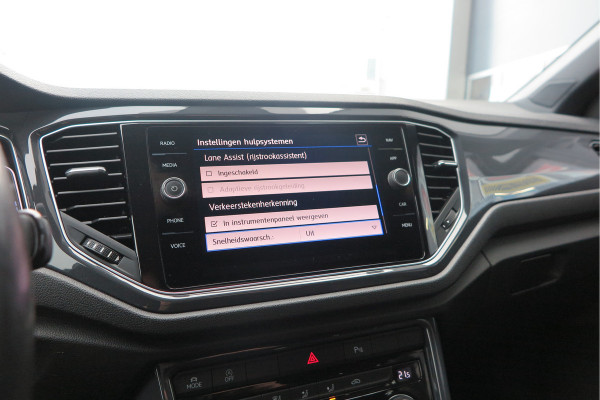 Volkswagen T-Roc 1.5 TSI 150pk DSGSport Camera , Virtual Cockpit , Navi , Led , Carplay, DAB+ ,PDC, LMV, Electr. bedienbare achterklep, Schakelflippers aan stuurwiel etc..