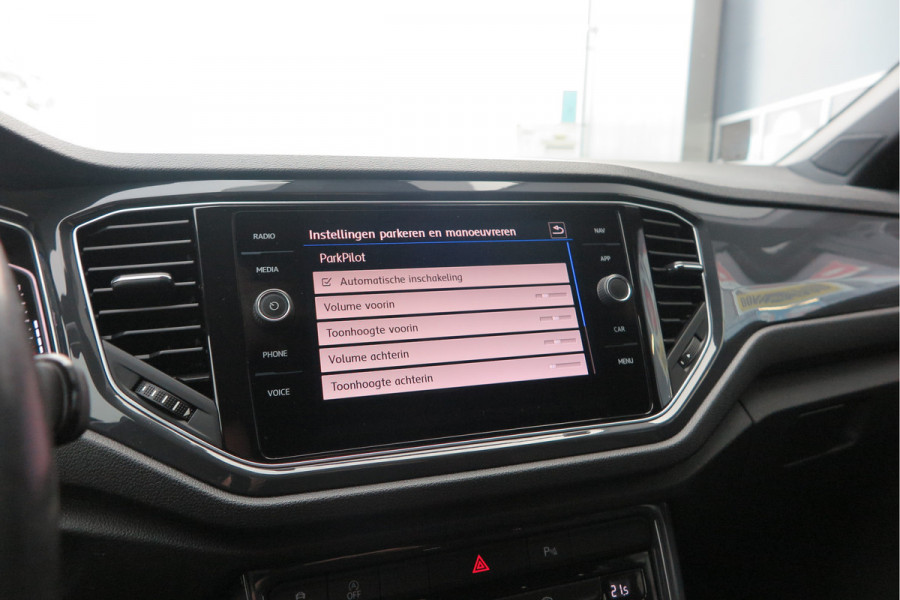 Volkswagen T-Roc 1.5 TSI 150pk DSGSport Camera , Virtual Cockpit , Navi , Led , Carplay, DAB+ ,PDC, LMV, Electr. bedienbare achterklep, Schakelflippers aan stuurwiel etc..