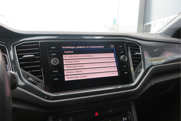 Volkswagen T-Roc 1.5 TSI 150pk DSGSport Camera , Virtual Cockpit , Navi , Led , Carplay, DAB+ ,PDC, LMV, Electr. bedienbare achterklep, Schakelflippers aan stuurwiel etc..