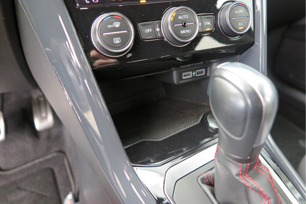 Volkswagen T-Roc 1.5 TSI 150pk DSGSport Camera , Virtual Cockpit , Navi , Led , Carplay, DAB+ ,PDC, LMV, Electr. bedienbare achterklep, Schakelflippers aan stuurwiel etc..