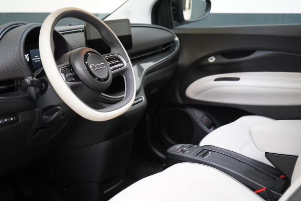 Fiat 500 La Prima 42 kWh | SoH 97% | Schuif/kanteldak | Navigatie | Leder | Apple Carplay