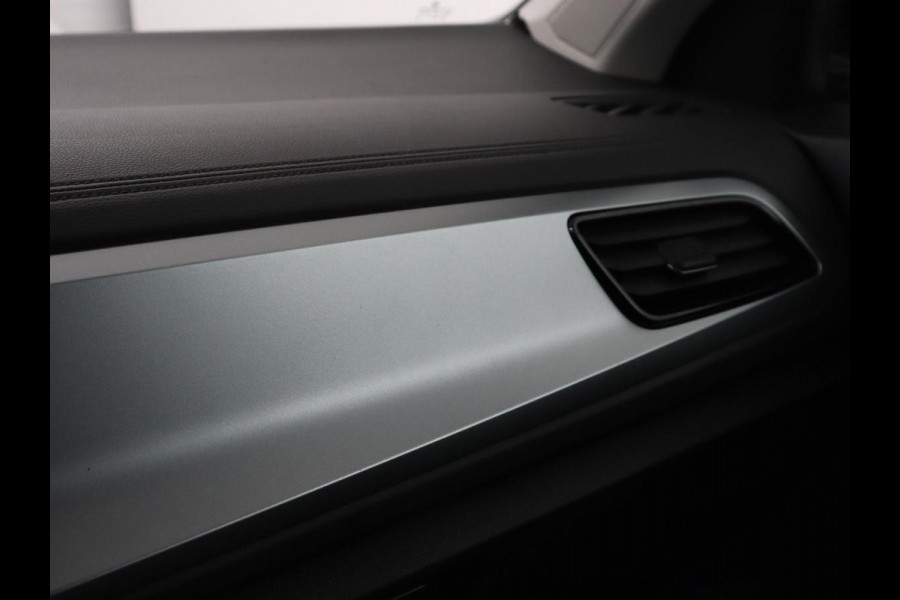 Volkswagen T-Roc 1.5 TSI Life Business | Stoelverwarming | Camera | Virtual Cockpit | Carplay | Full LED | Adaptive cruise | Navigatie | Park Assist | Climate control | DAB | Bluetooth