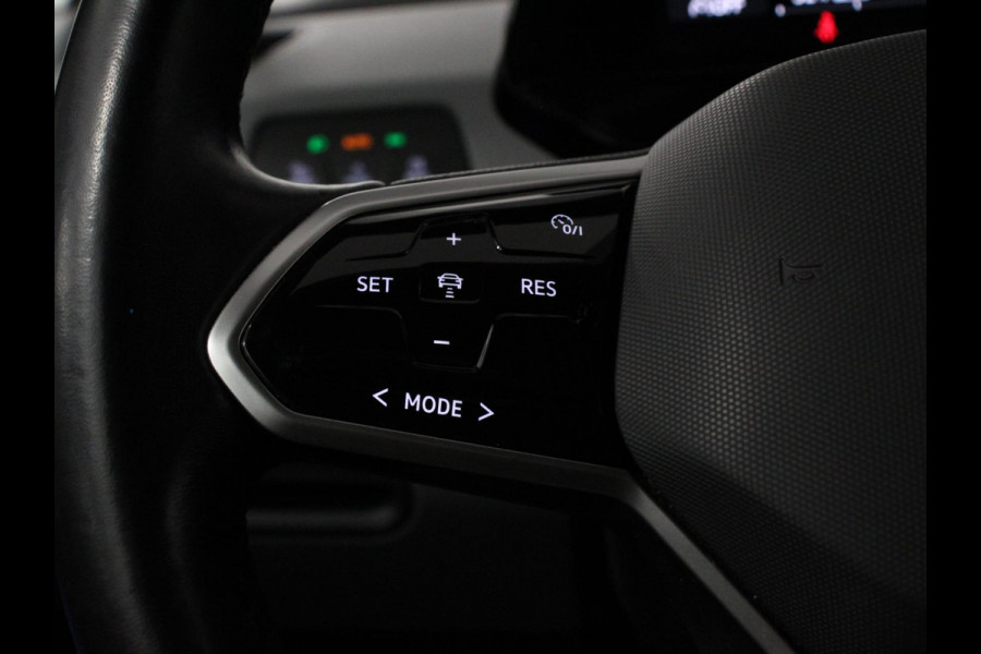 Volkswagen ID.3 First Plus 58 kWh | Navigatie | Apple Carplay/Android Auto | Camera | Parkeersensoren | Adaptive Cruise Control | Full LED Matrix | Stoel- en stuurverwarming | Lichtmetalen velgen | Climate Control