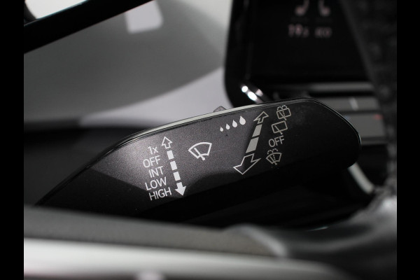 Volkswagen ID.3 First Plus 58 kWh | Navigatie | Apple Carplay/Android Auto | Camera | Parkeersensoren | Adaptive Cruise Control | Full LED Matrix | Stoel- en stuurverwarming | Lichtmetalen velgen | Climate Control