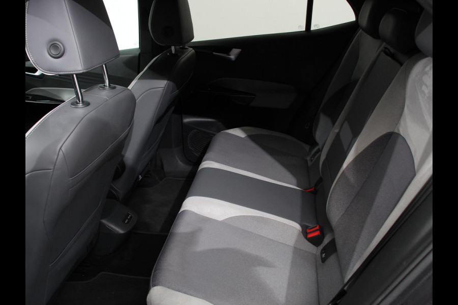 Volkswagen ID.3 First Plus 58 kWh | Navigatie | Apple Carplay/Android Auto | Camera | Parkeersensoren | Adaptive Cruise Control | Full LED Matrix | Stoel- en stuurverwarming | Lichtmetalen velgen | Climate Control