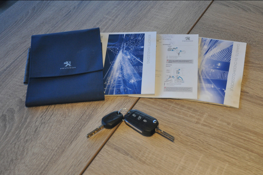 Peugeot 208 1.2 PureTech 110 PK GT-Line | Navigatie | 17 inch |  Nieuwe d-riem