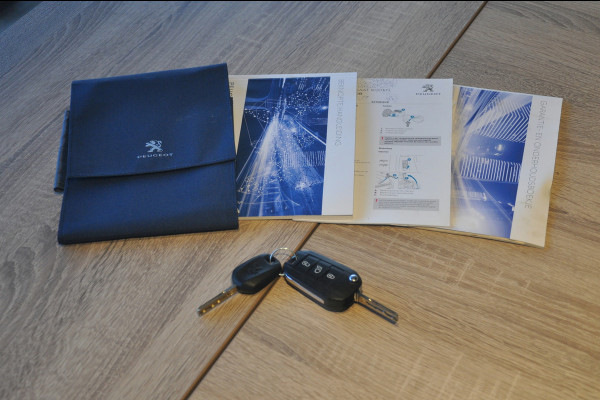 Peugeot 208 1.2 PureTech 110 PK GT-Line | Navigatie | 17 inch |  Nieuwe d-riem