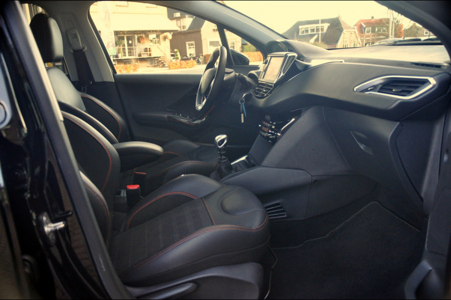 Peugeot 208 1.2 PureTech 110 PK GT-Line | Navigatie | 17 inch |  Nieuwe d-riem