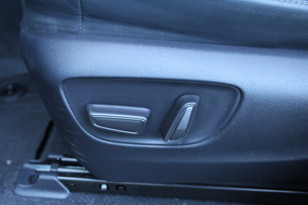 Toyota Land Cruiser 2.8 D-4D 206pk Blind Van Navigator AUTOMAAT DIRECT BESCHIKBAAR Clima Cruise Navi 360 Camera Leder LMV Trekhaak 3500kg