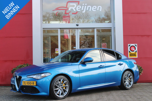 Alfa Romeo Giulia 2.0 T 280PK Q4 AWD VELOCE | FULL MAP NAVIGATIE | BI-XENON KOPLAMPEN | LED ACHTERLICHTEN | LEDEREN BEKLEDING | ELEKTRISCH VERSTELBARE "VELOCE" SPORTSTOELEN MET VERWARMING EN OP DE BESTUURDERSSTOEL GEHEUGEN | ELEKTRISCH VERSTELBARE ZIJDELINKSE STEUNEN OP VOORSTOELEN | STUUR VERWARMING | 18" INCH VELOCE VELGEN | LICHTMETALEN REMKLAUWEN IN DE KLEUR GEEL | ACHTERUITRIJCAMERA | PARKEERSENSOREN VOOR / ACHTER | AFNEEMBARE TREKHAAK MET DIFUSERKAP | EXTRA GETINTE ACHTER RUITEN | DUBBELE VERCHOOMDE UITLATEN | NEERKLAPBARE ACHTERBANK MET ARMSTEUN EN SKILUIK |