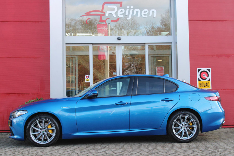 Alfa Romeo Giulia 2.0 T 280PK Q4 AWD VELOCE | FULL MAP NAVIGATIE | BI-XENON KOPLAMPEN | LED ACHTERLICHTEN | LEDEREN BEKLEDING | ELEKTRISCH VERSTELBARE "VELOCE" SPORTSTOELEN MET VERWARMING EN OP DE BESTUURDERSSTOEL GEHEUGEN | ELEKTRISCH VERSTELBARE ZIJDELINKSE STEUNEN OP VOORSTOELEN | STUUR VERWARMING | 18" INCH VELOCE VELGEN | LICHTMETALEN REMKLAUWEN IN DE KLEUR GEEL | ACHTERUITRIJCAMERA | PARKEERSENSOREN VOOR / ACHTER | AFNEEMBARE TREKHAAK MET DIFUSERKAP | EXTRA GETINTE ACHTER RUITEN | DUBBELE VERCHOOMDE UITLATEN | NEERKLAPBARE ACHTERBANK MET ARMSTEUN EN SKILUIK |
