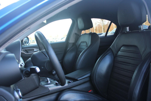 Alfa Romeo Giulia 2.0 T 280PK Q4 AWD VELOCE | FULL MAP NAVIGATIE | BI-XENON KOPLAMPEN | LED ACHTERLICHTEN | LEDEREN BEKLEDING | ELEKTRISCH VERSTELBARE "VELOCE" SPORTSTOELEN MET VERWARMING EN OP DE BESTUURDERSSTOEL GEHEUGEN | ELEKTRISCH VERSTELBARE ZIJDELINKSE STEUNEN OP VOORSTOELEN | STUUR VERWARMING | 18" INCH VELOCE VELGEN | LICHTMETALEN REMKLAUWEN IN DE KLEUR GEEL | ACHTERUITRIJCAMERA | PARKEERSENSOREN VOOR / ACHTER | AFNEEMBARE TREKHAAK MET DIFUSERKAP | EXTRA GETINTE ACHTER RUITEN | DUBBELE VERCHOOMDE UITLATEN | NEERKLAPBARE ACHTERBANK MET ARMSTEUN EN SKILUIK |