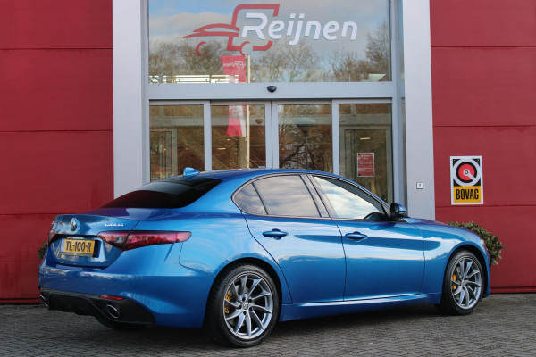 Alfa Romeo Giulia 2.0 T 280PK Q4 AWD VELOCE | FULL MAP NAVIGATIE | BI-XENON KOPLAMPEN | LED ACHTERLICHTEN | LEDEREN BEKLEDING | ELEKTRISCH VERSTELBARE "VELOCE" SPORTSTOELEN MET VERWARMING EN OP DE BESTUURDERSSTOEL GEHEUGEN | ELEKTRISCH VERSTELBARE ZIJDELINKSE STEUNEN OP VOORSTOELEN | STUUR VERWARMING | 18" INCH VELOCE VELGEN | LICHTMETALEN REMKLAUWEN IN DE KLEUR GEEL | ACHTERUITRIJCAMERA | PARKEERSENSOREN VOOR / ACHTER | AFNEEMBARE TREKHAAK MET DIFUSERKAP | EXTRA GETINTE ACHTER RUITEN | DUBBELE VERCHOOMDE UITLATEN | NEERKLAPBARE ACHTERBANK MET ARMSTEUN EN SKILUIK |