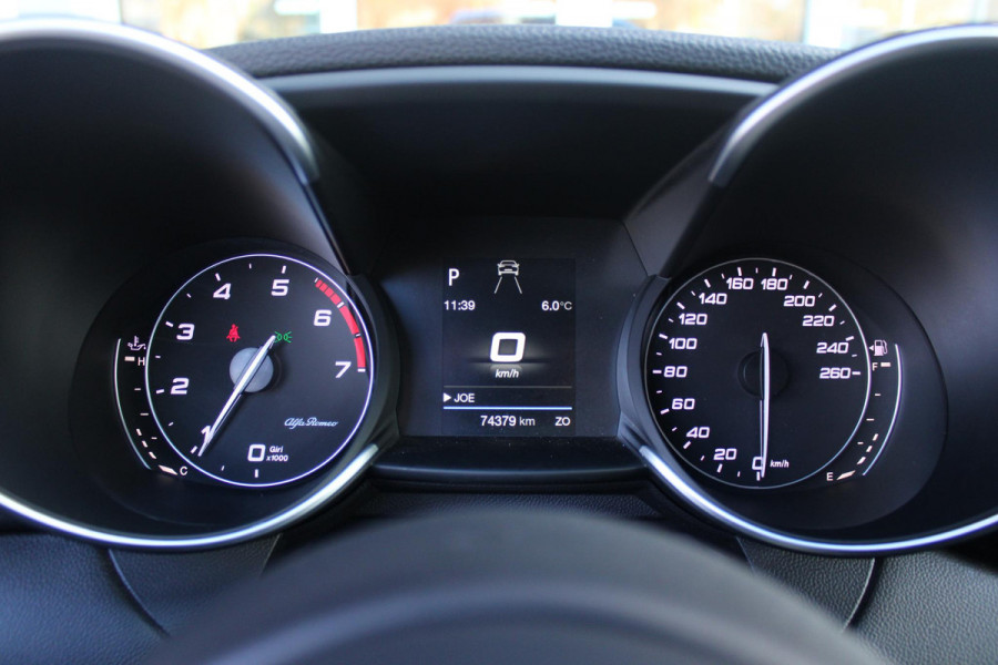 Alfa Romeo Giulia 2.0 T 280PK Q4 AWD VELOCE | FULL MAP NAVIGATIE | BI-XENON KOPLAMPEN | LED ACHTERLICHTEN | LEDEREN BEKLEDING | ELEKTRISCH VERSTELBARE "VELOCE" SPORTSTOELEN MET VERWARMING EN OP DE BESTUURDERSSTOEL GEHEUGEN | ELEKTRISCH VERSTELBARE ZIJDELINKSE STEUNEN OP VOORSTOELEN | STUUR VERWARMING | 18" INCH VELOCE VELGEN | LICHTMETALEN REMKLAUWEN IN DE KLEUR GEEL | ACHTERUITRIJCAMERA | PARKEERSENSOREN VOOR / ACHTER | AFNEEMBARE TREKHAAK MET DIFUSERKAP | EXTRA GETINTE ACHTER RUITEN | DUBBELE VERCHOOMDE UITLATEN | NEERKLAPBARE ACHTERBANK MET ARMSTEUN EN SKILUIK |
