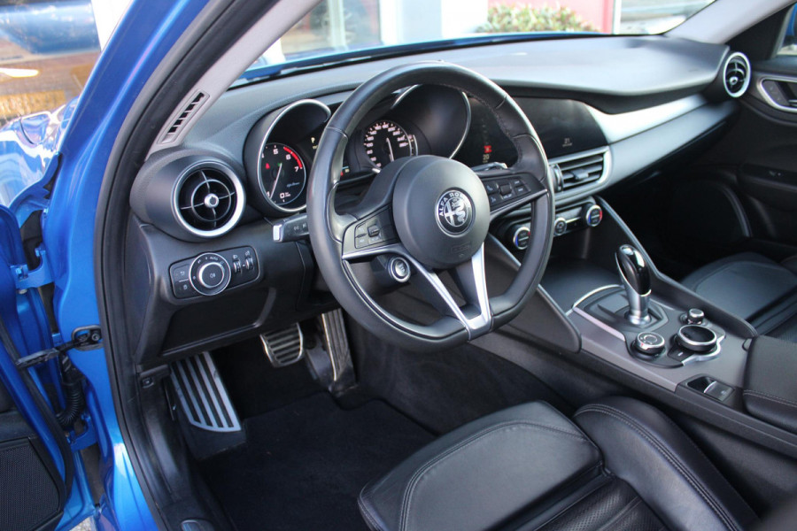 Alfa Romeo Giulia 2.0 T 280PK Q4 AWD VELOCE | FULL MAP NAVIGATIE | BI-XENON KOPLAMPEN | LED ACHTERLICHTEN | LEDEREN BEKLEDING | ELEKTRISCH VERSTELBARE "VELOCE" SPORTSTOELEN MET VERWARMING EN OP DE BESTUURDERSSTOEL GEHEUGEN | ELEKTRISCH VERSTELBARE ZIJDELINKSE STEUNEN OP VOORSTOELEN | STUUR VERWARMING | 18" INCH VELOCE VELGEN | LICHTMETALEN REMKLAUWEN IN DE KLEUR GEEL | ACHTERUITRIJCAMERA | PARKEERSENSOREN VOOR / ACHTER | AFNEEMBARE TREKHAAK MET DIFUSERKAP | EXTRA GETINTE ACHTER RUITEN | DUBBELE VERCHOOMDE UITLATEN | NEERKLAPBARE ACHTERBANK MET ARMSTEUN EN SKILUIK |