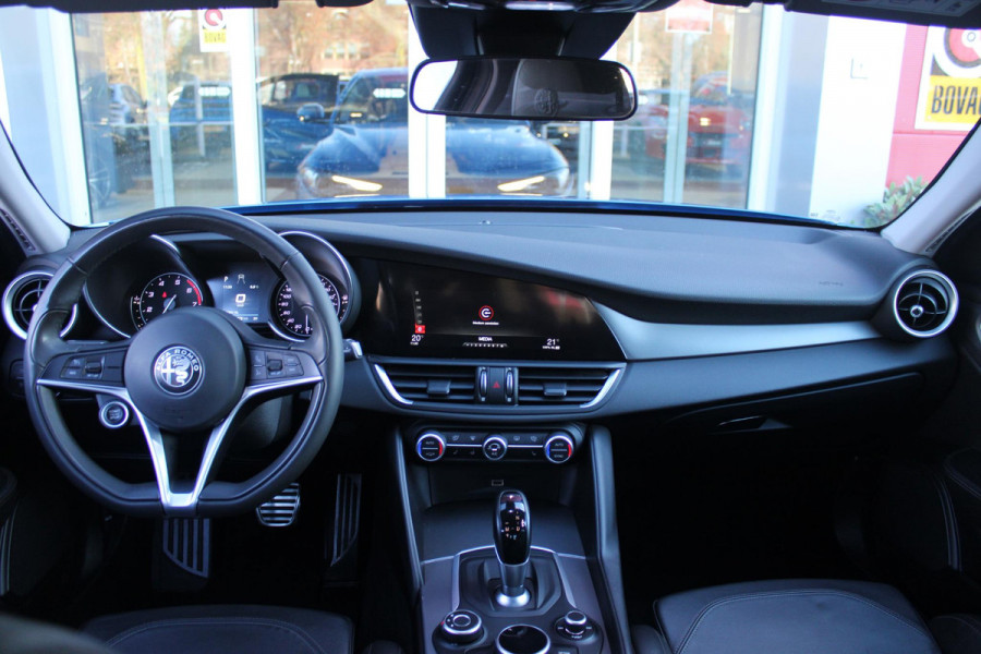 Alfa Romeo Giulia 2.0 T 280PK Q4 AWD VELOCE | FULL MAP NAVIGATIE | BI-XENON KOPLAMPEN | LED ACHTERLICHTEN | LEDEREN BEKLEDING | ELEKTRISCH VERSTELBARE "VELOCE" SPORTSTOELEN MET VERWARMING EN OP DE BESTUURDERSSTOEL GEHEUGEN | ELEKTRISCH VERSTELBARE ZIJDELINKSE STEUNEN OP VOORSTOELEN | STUUR VERWARMING | 18" INCH VELOCE VELGEN | LICHTMETALEN REMKLAUWEN IN DE KLEUR GEEL | ACHTERUITRIJCAMERA | PARKEERSENSOREN VOOR / ACHTER | AFNEEMBARE TREKHAAK MET DIFUSERKAP | EXTRA GETINTE ACHTER RUITEN | DUBBELE VERCHOOMDE UITLATEN | NEERKLAPBARE ACHTERBANK MET ARMSTEUN EN SKILUIK |