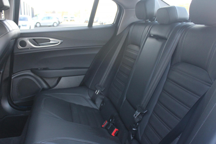 Alfa Romeo Giulia 2.0 T 280PK Q4 AWD VELOCE | FULL MAP NAVIGATIE | BI-XENON KOPLAMPEN | LED ACHTERLICHTEN | LEDEREN BEKLEDING | ELEKTRISCH VERSTELBARE "VELOCE" SPORTSTOELEN MET VERWARMING EN OP DE BESTUURDERSSTOEL GEHEUGEN | ELEKTRISCH VERSTELBARE ZIJDELINKSE STEUNEN OP VOORSTOELEN | STUUR VERWARMING | 18" INCH VELOCE VELGEN | LICHTMETALEN REMKLAUWEN IN DE KLEUR GEEL | ACHTERUITRIJCAMERA | PARKEERSENSOREN VOOR / ACHTER | AFNEEMBARE TREKHAAK MET DIFUSERKAP | EXTRA GETINTE ACHTER RUITEN | DUBBELE VERCHOOMDE UITLATEN | NEERKLAPBARE ACHTERBANK MET ARMSTEUN EN SKILUIK |