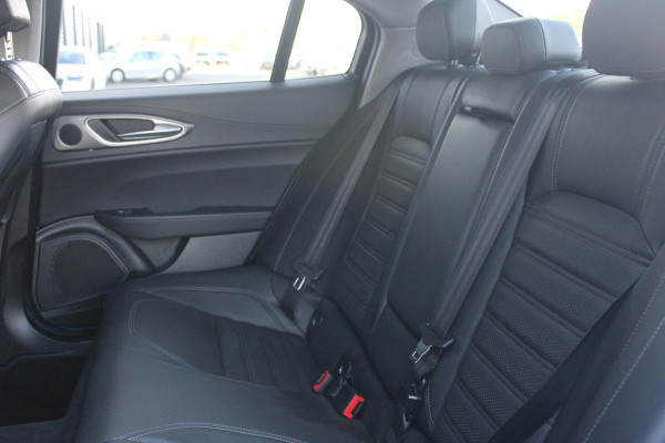 Alfa Romeo Giulia 2.0 T 280PK Q4 AWD VELOCE | FULL MAP NAVIGATIE | BI-XENON KOPLAMPEN | LED ACHTERLICHTEN | LEDEREN BEKLEDING | ELEKTRISCH VERSTELBARE "VELOCE" SPORTSTOELEN MET VERWARMING EN OP DE BESTUURDERSSTOEL GEHEUGEN | ELEKTRISCH VERSTELBARE ZIJDELINKSE STEUNEN OP VOORSTOELEN | STUUR VERWARMING | 18" INCH VELOCE VELGEN | LICHTMETALEN REMKLAUWEN IN DE KLEUR GEEL | ACHTERUITRIJCAMERA | PARKEERSENSOREN VOOR / ACHTER | AFNEEMBARE TREKHAAK MET DIFUSERKAP | EXTRA GETINTE ACHTER RUITEN | DUBBELE VERCHOOMDE UITLATEN | NEERKLAPBARE ACHTERBANK MET ARMSTEUN EN SKILUIK |