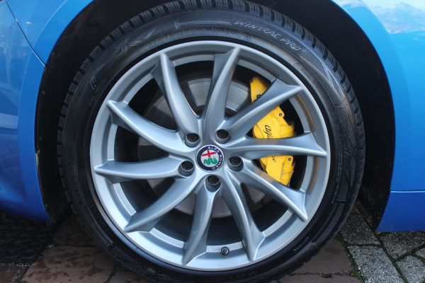 Alfa Romeo Giulia 2.0 T 280PK Q4 AWD VELOCE | FULL MAP NAVIGATIE | BI-XENON KOPLAMPEN | LED ACHTERLICHTEN | LEDEREN BEKLEDING | ELEKTRISCH VERSTELBARE "VELOCE" SPORTSTOELEN MET VERWARMING EN OP DE BESTUURDERSSTOEL GEHEUGEN | ELEKTRISCH VERSTELBARE ZIJDELINKSE STEUNEN OP VOORSTOELEN | STUUR VERWARMING | 18" INCH VELOCE VELGEN | LICHTMETALEN REMKLAUWEN IN DE KLEUR GEEL | ACHTERUITRIJCAMERA | PARKEERSENSOREN VOOR / ACHTER | AFNEEMBARE TREKHAAK MET DIFUSERKAP | EXTRA GETINTE ACHTER RUITEN | DUBBELE VERCHOOMDE UITLATEN | NEERKLAPBARE ACHTERBANK MET ARMSTEUN EN SKILUIK |