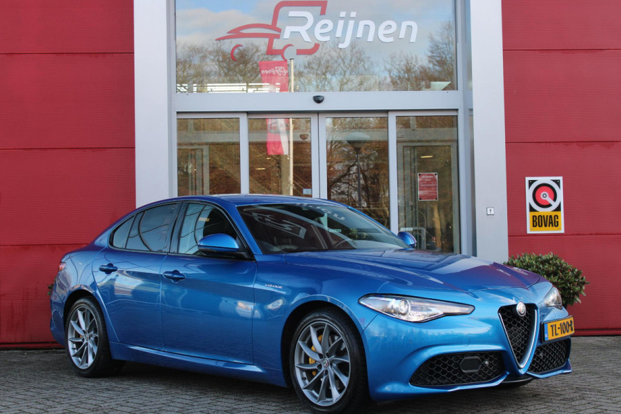 Alfa Romeo Giulia 2.0 T 280PK Q4 AWD VELOCE | FULL MAP NAVIGATIE | BI-XENON KOPLAMPEN | LED ACHTERLICHTEN | LEDEREN BEKLEDING | ELEKTRISCH VERSTELBARE "VELOCE" SPORTSTOELEN MET VERWARMING EN OP DE BESTUURDERSSTOEL GEHEUGEN | ELEKTRISCH VERSTELBARE ZIJDELINKSE STEUNEN OP VOORSTOELEN | STUUR VERWARMING | 18" INCH VELOCE VELGEN | LICHTMETALEN REMKLAUWEN IN DE KLEUR GEEL | ACHTERUITRIJCAMERA | PARKEERSENSOREN VOOR / ACHTER | AFNEEMBARE TREKHAAK MET DIFUSERKAP | EXTRA GETINTE ACHTER RUITEN | DUBBELE VERCHOOMDE UITLATEN | NEERKLAPBARE ACHTERBANK MET ARMSTEUN EN SKILUIK |