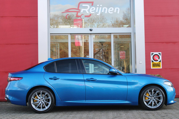 Alfa Romeo Giulia 2.0 T 280PK Q4 AWD VELOCE | FULL MAP NAVIGATIE | BI-XENON KOPLAMPEN | LED ACHTERLICHTEN | LEDEREN BEKLEDING | ELEKTRISCH VERSTELBARE "VELOCE" SPORTSTOELEN MET VERWARMING EN OP DE BESTUURDERSSTOEL GEHEUGEN | ELEKTRISCH VERSTELBARE ZIJDELINKSE STEUNEN OP VOORSTOELEN | STUUR VERWARMING | 18" INCH VELOCE VELGEN | LICHTMETALEN REMKLAUWEN IN DE KLEUR GEEL | ACHTERUITRIJCAMERA | PARKEERSENSOREN VOOR / ACHTER | AFNEEMBARE TREKHAAK MET DIFUSERKAP | EXTRA GETINTE ACHTER RUITEN | DUBBELE VERCHOOMDE UITLATEN | NEERKLAPBARE ACHTERBANK MET ARMSTEUN EN SKILUIK |