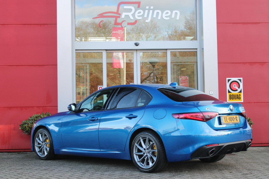 Alfa Romeo Giulia 2.0 T 280PK Q4 AWD VELOCE | FULL MAP NAVIGATIE | BI-XENON KOPLAMPEN | LED ACHTERLICHTEN | LEDEREN BEKLEDING | ELEKTRISCH VERSTELBARE "VELOCE" SPORTSTOELEN MET VERWARMING EN OP DE BESTUURDERSSTOEL GEHEUGEN | ELEKTRISCH VERSTELBARE ZIJDELINKSE STEUNEN OP VOORSTOELEN | STUUR VERWARMING | 18" INCH VELOCE VELGEN | LICHTMETALEN REMKLAUWEN IN DE KLEUR GEEL | ACHTERUITRIJCAMERA | PARKEERSENSOREN VOOR / ACHTER | AFNEEMBARE TREKHAAK MET DIFUSERKAP | EXTRA GETINTE ACHTER RUITEN | DUBBELE VERCHOOMDE UITLATEN | NEERKLAPBARE ACHTERBANK MET ARMSTEUN EN SKILUIK |