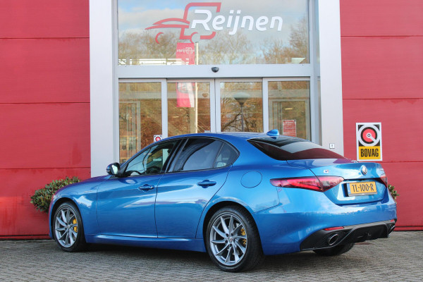 Alfa Romeo Giulia 2.0 T 280PK Q4 AWD VELOCE | FULL MAP NAVIGATIE | BI-XENON KOPLAMPEN | LED ACHTERLICHTEN | LEDEREN BEKLEDING | ELEKTRISCH VERSTELBARE "VELOCE" SPORTSTOELEN MET VERWARMING EN OP DE BESTUURDERSSTOEL GEHEUGEN | ELEKTRISCH VERSTELBARE ZIJDELINKSE STEUNEN OP VOORSTOELEN | STUUR VERWARMING | 18" INCH VELOCE VELGEN | LICHTMETALEN REMKLAUWEN IN DE KLEUR GEEL | ACHTERUITRIJCAMERA | PARKEERSENSOREN VOOR / ACHTER | AFNEEMBARE TREKHAAK MET DIFUSERKAP | EXTRA GETINTE ACHTER RUITEN | DUBBELE VERCHOOMDE UITLATEN | NEERKLAPBARE ACHTERBANK MET ARMSTEUN EN SKILUIK |
