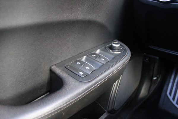 Alfa Romeo Giulia 2.0 T 280PK Q4 AWD VELOCE | FULL MAP NAVIGATIE | BI-XENON KOPLAMPEN | LED ACHTERLICHTEN | LEDEREN BEKLEDING | ELEKTRISCH VERSTELBARE "VELOCE" SPORTSTOELEN MET VERWARMING EN OP DE BESTUURDERSSTOEL GEHEUGEN | ELEKTRISCH VERSTELBARE ZIJDELINKSE STEUNEN OP VOORSTOELEN | STUUR VERWARMING | 18" INCH VELOCE VELGEN | LICHTMETALEN REMKLAUWEN IN DE KLEUR GEEL | ACHTERUITRIJCAMERA | PARKEERSENSOREN VOOR / ACHTER | AFNEEMBARE TREKHAAK MET DIFUSERKAP | EXTRA GETINTE ACHTER RUITEN | DUBBELE VERCHOOMDE UITLATEN | NEERKLAPBARE ACHTERBANK MET ARMSTEUN EN SKILUIK |