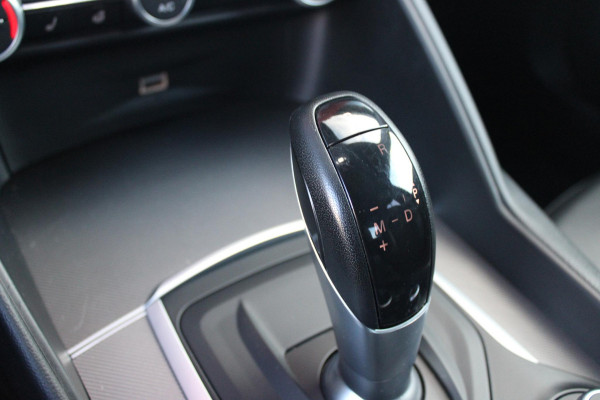 Alfa Romeo Giulia 2.0 T 280PK Q4 AWD VELOCE | FULL MAP NAVIGATIE | BI-XENON KOPLAMPEN | LED ACHTERLICHTEN | LEDEREN BEKLEDING | ELEKTRISCH VERSTELBARE "VELOCE" SPORTSTOELEN MET VERWARMING EN OP DE BESTUURDERSSTOEL GEHEUGEN | ELEKTRISCH VERSTELBARE ZIJDELINKSE STEUNEN OP VOORSTOELEN | STUUR VERWARMING | 18" INCH VELOCE VELGEN | LICHTMETALEN REMKLAUWEN IN DE KLEUR GEEL | ACHTERUITRIJCAMERA | PARKEERSENSOREN VOOR / ACHTER | AFNEEMBARE TREKHAAK MET DIFUSERKAP | EXTRA GETINTE ACHTER RUITEN | DUBBELE VERCHOOMDE UITLATEN | NEERKLAPBARE ACHTERBANK MET ARMSTEUN EN SKILUIK |