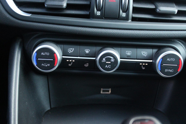 Alfa Romeo Giulia 2.0 T 280PK Q4 AWD VELOCE | FULL MAP NAVIGATIE | BI-XENON KOPLAMPEN | LED ACHTERLICHTEN | LEDEREN BEKLEDING | ELEKTRISCH VERSTELBARE "VELOCE" SPORTSTOELEN MET VERWARMING EN OP DE BESTUURDERSSTOEL GEHEUGEN | ELEKTRISCH VERSTELBARE ZIJDELINKSE STEUNEN OP VOORSTOELEN | STUUR VERWARMING | 18" INCH VELOCE VELGEN | LICHTMETALEN REMKLAUWEN IN DE KLEUR GEEL | ACHTERUITRIJCAMERA | PARKEERSENSOREN VOOR / ACHTER | AFNEEMBARE TREKHAAK MET DIFUSERKAP | EXTRA GETINTE ACHTER RUITEN | DUBBELE VERCHOOMDE UITLATEN | NEERKLAPBARE ACHTERBANK MET ARMSTEUN EN SKILUIK |