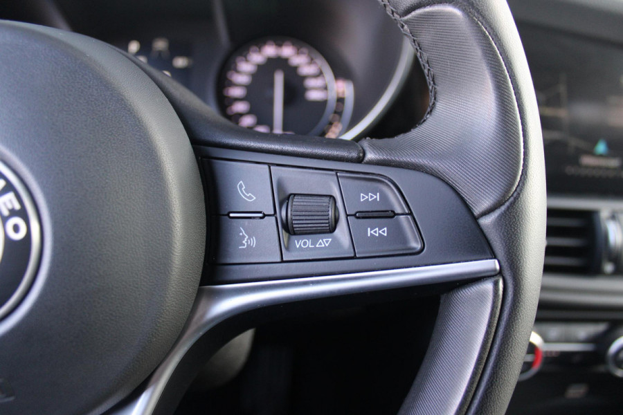 Alfa Romeo Giulia 2.0 T 280PK Q4 AWD VELOCE | FULL MAP NAVIGATIE | BI-XENON KOPLAMPEN | LED ACHTERLICHTEN | LEDEREN BEKLEDING | ELEKTRISCH VERSTELBARE "VELOCE" SPORTSTOELEN MET VERWARMING EN OP DE BESTUURDERSSTOEL GEHEUGEN | ELEKTRISCH VERSTELBARE ZIJDELINKSE STEUNEN OP VOORSTOELEN | STUUR VERWARMING | 18" INCH VELOCE VELGEN | LICHTMETALEN REMKLAUWEN IN DE KLEUR GEEL | ACHTERUITRIJCAMERA | PARKEERSENSOREN VOOR / ACHTER | AFNEEMBARE TREKHAAK MET DIFUSERKAP | EXTRA GETINTE ACHTER RUITEN | DUBBELE VERCHOOMDE UITLATEN | NEERKLAPBARE ACHTERBANK MET ARMSTEUN EN SKILUIK |