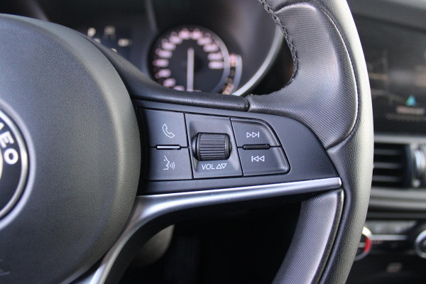 Alfa Romeo Giulia 2.0 T 280PK Q4 AWD VELOCE | FULL MAP NAVIGATIE | BI-XENON KOPLAMPEN | LED ACHTERLICHTEN | LEDEREN BEKLEDING | ELEKTRISCH VERSTELBARE "VELOCE" SPORTSTOELEN MET VERWARMING EN OP DE BESTUURDERSSTOEL GEHEUGEN | ELEKTRISCH VERSTELBARE ZIJDELINKSE STEUNEN OP VOORSTOELEN | STUUR VERWARMING | 18" INCH VELOCE VELGEN | LICHTMETALEN REMKLAUWEN IN DE KLEUR GEEL | ACHTERUITRIJCAMERA | PARKEERSENSOREN VOOR / ACHTER | AFNEEMBARE TREKHAAK MET DIFUSERKAP | EXTRA GETINTE ACHTER RUITEN | DUBBELE VERCHOOMDE UITLATEN | NEERKLAPBARE ACHTERBANK MET ARMSTEUN EN SKILUIK |