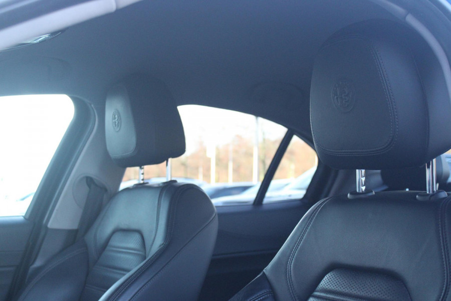 Alfa Romeo Giulia 2.0 T 280PK Q4 AWD VELOCE | FULL MAP NAVIGATIE | BI-XENON KOPLAMPEN | LED ACHTERLICHTEN | LEDEREN BEKLEDING | ELEKTRISCH VERSTELBARE "VELOCE" SPORTSTOELEN MET VERWARMING EN OP DE BESTUURDERSSTOEL GEHEUGEN | ELEKTRISCH VERSTELBARE ZIJDELINKSE STEUNEN OP VOORSTOELEN | STUUR VERWARMING | 18" INCH VELOCE VELGEN | LICHTMETALEN REMKLAUWEN IN DE KLEUR GEEL | ACHTERUITRIJCAMERA | PARKEERSENSOREN VOOR / ACHTER | AFNEEMBARE TREKHAAK MET DIFUSERKAP | EXTRA GETINTE ACHTER RUITEN | DUBBELE VERCHOOMDE UITLATEN | NEERKLAPBARE ACHTERBANK MET ARMSTEUN EN SKILUIK |