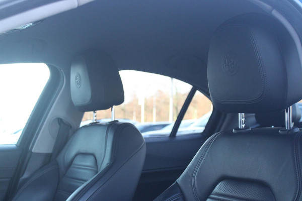 Alfa Romeo Giulia 2.0 T 280PK Q4 AWD VELOCE | FULL MAP NAVIGATIE | BI-XENON KOPLAMPEN | LED ACHTERLICHTEN | LEDEREN BEKLEDING | ELEKTRISCH VERSTELBARE "VELOCE" SPORTSTOELEN MET VERWARMING EN OP DE BESTUURDERSSTOEL GEHEUGEN | ELEKTRISCH VERSTELBARE ZIJDELINKSE STEUNEN OP VOORSTOELEN | STUUR VERWARMING | 18" INCH VELOCE VELGEN | LICHTMETALEN REMKLAUWEN IN DE KLEUR GEEL | ACHTERUITRIJCAMERA | PARKEERSENSOREN VOOR / ACHTER | AFNEEMBARE TREKHAAK MET DIFUSERKAP | EXTRA GETINTE ACHTER RUITEN | DUBBELE VERCHOOMDE UITLATEN | NEERKLAPBARE ACHTERBANK MET ARMSTEUN EN SKILUIK |