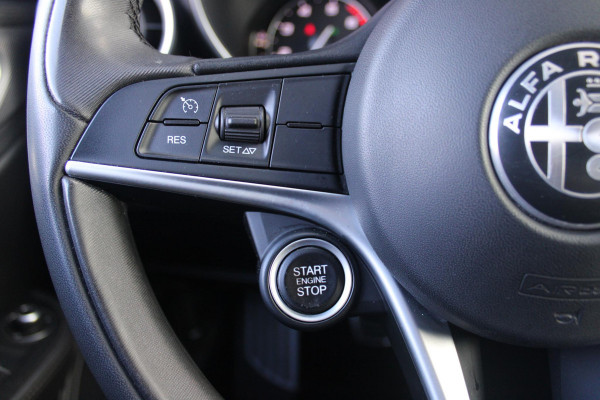 Alfa Romeo Giulia 2.0 T 280PK Q4 AWD VELOCE | FULL MAP NAVIGATIE | BI-XENON KOPLAMPEN | LED ACHTERLICHTEN | LEDEREN BEKLEDING | ELEKTRISCH VERSTELBARE "VELOCE" SPORTSTOELEN MET VERWARMING EN OP DE BESTUURDERSSTOEL GEHEUGEN | ELEKTRISCH VERSTELBARE ZIJDELINKSE STEUNEN OP VOORSTOELEN | STUUR VERWARMING | 18" INCH VELOCE VELGEN | LICHTMETALEN REMKLAUWEN IN DE KLEUR GEEL | ACHTERUITRIJCAMERA | PARKEERSENSOREN VOOR / ACHTER | AFNEEMBARE TREKHAAK MET DIFUSERKAP | EXTRA GETINTE ACHTER RUITEN | DUBBELE VERCHOOMDE UITLATEN | NEERKLAPBARE ACHTERBANK MET ARMSTEUN EN SKILUIK |