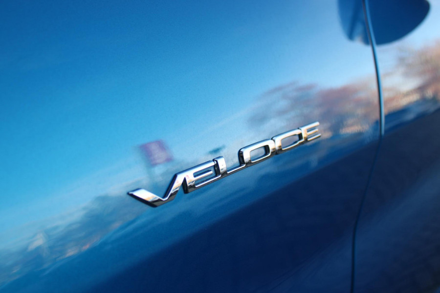 Alfa Romeo Giulia 2.0 T 280PK Q4 AWD VELOCE | FULL MAP NAVIGATIE | BI-XENON KOPLAMPEN | LED ACHTERLICHTEN | LEDEREN BEKLEDING | ELEKTRISCH VERSTELBARE "VELOCE" SPORTSTOELEN MET VERWARMING EN OP DE BESTUURDERSSTOEL GEHEUGEN | ELEKTRISCH VERSTELBARE ZIJDELINKSE STEUNEN OP VOORSTOELEN | STUUR VERWARMING | 18" INCH VELOCE VELGEN | LICHTMETALEN REMKLAUWEN IN DE KLEUR GEEL | ACHTERUITRIJCAMERA | PARKEERSENSOREN VOOR / ACHTER | AFNEEMBARE TREKHAAK MET DIFUSERKAP | EXTRA GETINTE ACHTER RUITEN | DUBBELE VERCHOOMDE UITLATEN | NEERKLAPBARE ACHTERBANK MET ARMSTEUN EN SKILUIK |