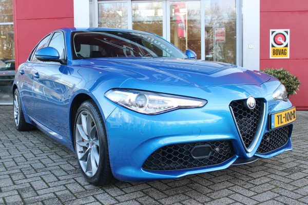 Alfa Romeo Giulia 2.0 T 280PK Q4 AWD VELOCE | FULL MAP NAVIGATIE | BI-XENON KOPLAMPEN | LED ACHTERLICHTEN | LEDEREN BEKLEDING | ELEKTRISCH VERSTELBARE "VELOCE" SPORTSTOELEN MET VERWARMING EN OP DE BESTUURDERSSTOEL GEHEUGEN | ELEKTRISCH VERSTELBARE ZIJDELINKSE STEUNEN OP VOORSTOELEN | STUUR VERWARMING | 18" INCH VELOCE VELGEN | LICHTMETALEN REMKLAUWEN IN DE KLEUR GEEL | ACHTERUITRIJCAMERA | PARKEERSENSOREN VOOR / ACHTER | AFNEEMBARE TREKHAAK MET DIFUSERKAP | EXTRA GETINTE ACHTER RUITEN | DUBBELE VERCHOOMDE UITLATEN | NEERKLAPBARE ACHTERBANK MET ARMSTEUN EN SKILUIK |